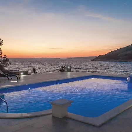Stunning In Poplat With House Sea View Ferienhaus *